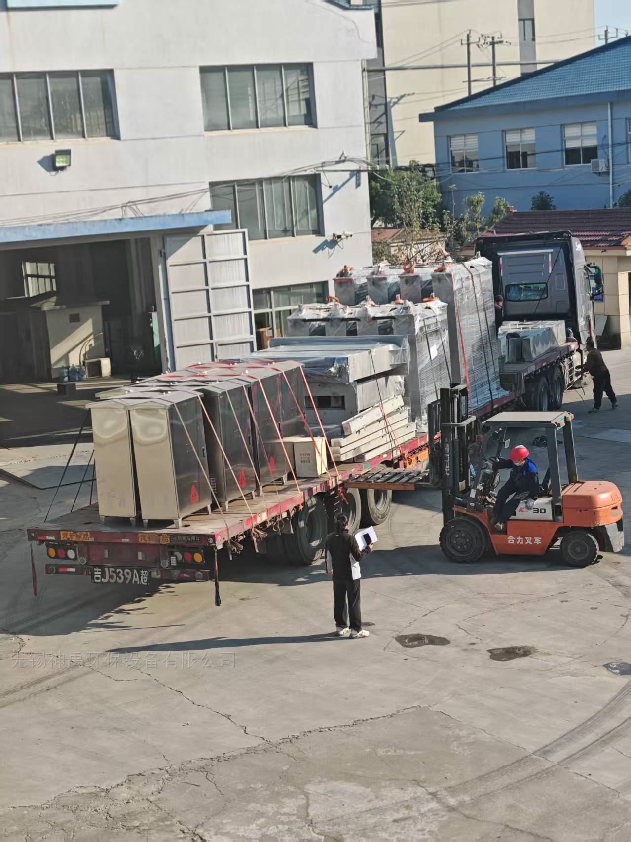 齊魯大地的液動下開式堰門發(fā)貨了