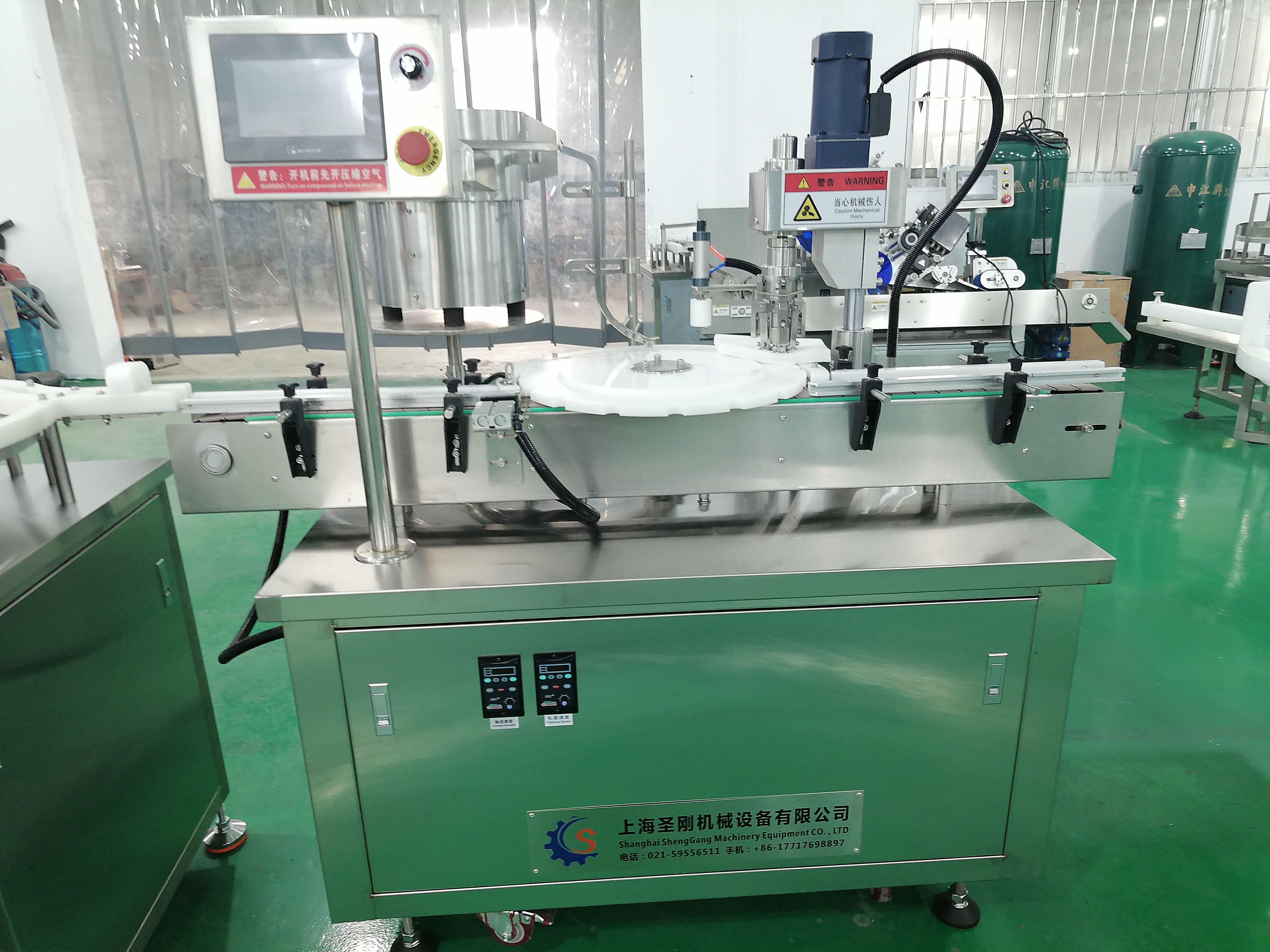 全自動直線式液體灌裝貼標生成線視頻