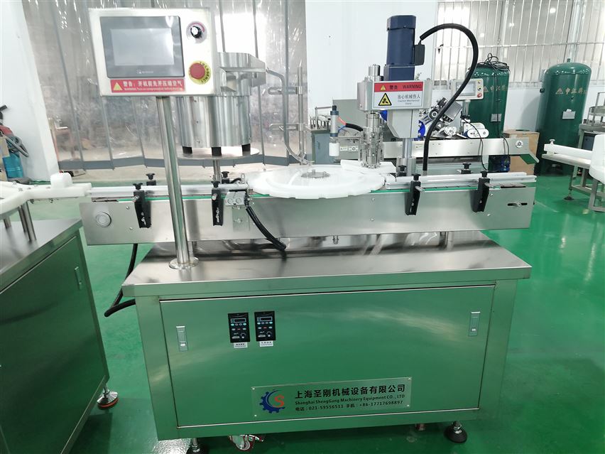 全自動直線式液體灌裝貼標(biāo)生成線視頻